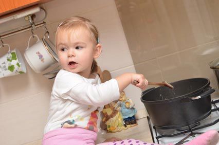 Dans la cuisine: bébé en danger !